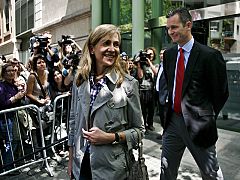 El Rey se encuentra "sereno y tranquilo" y da continuos paseos por los pasillos del hospital