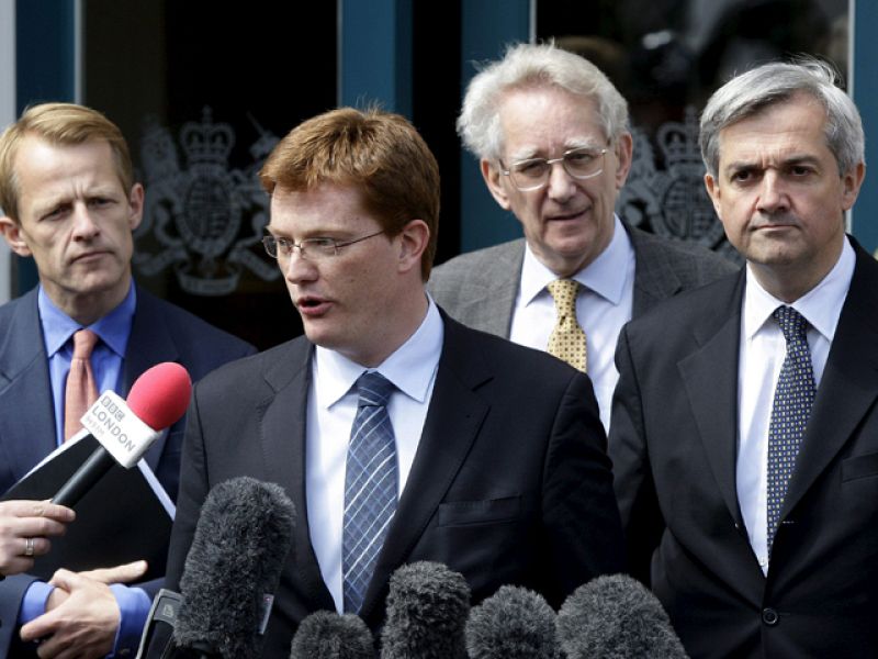 Cameron acepta una consulta sobre la reforma electoral para evitar el pacto liberales-laboristas