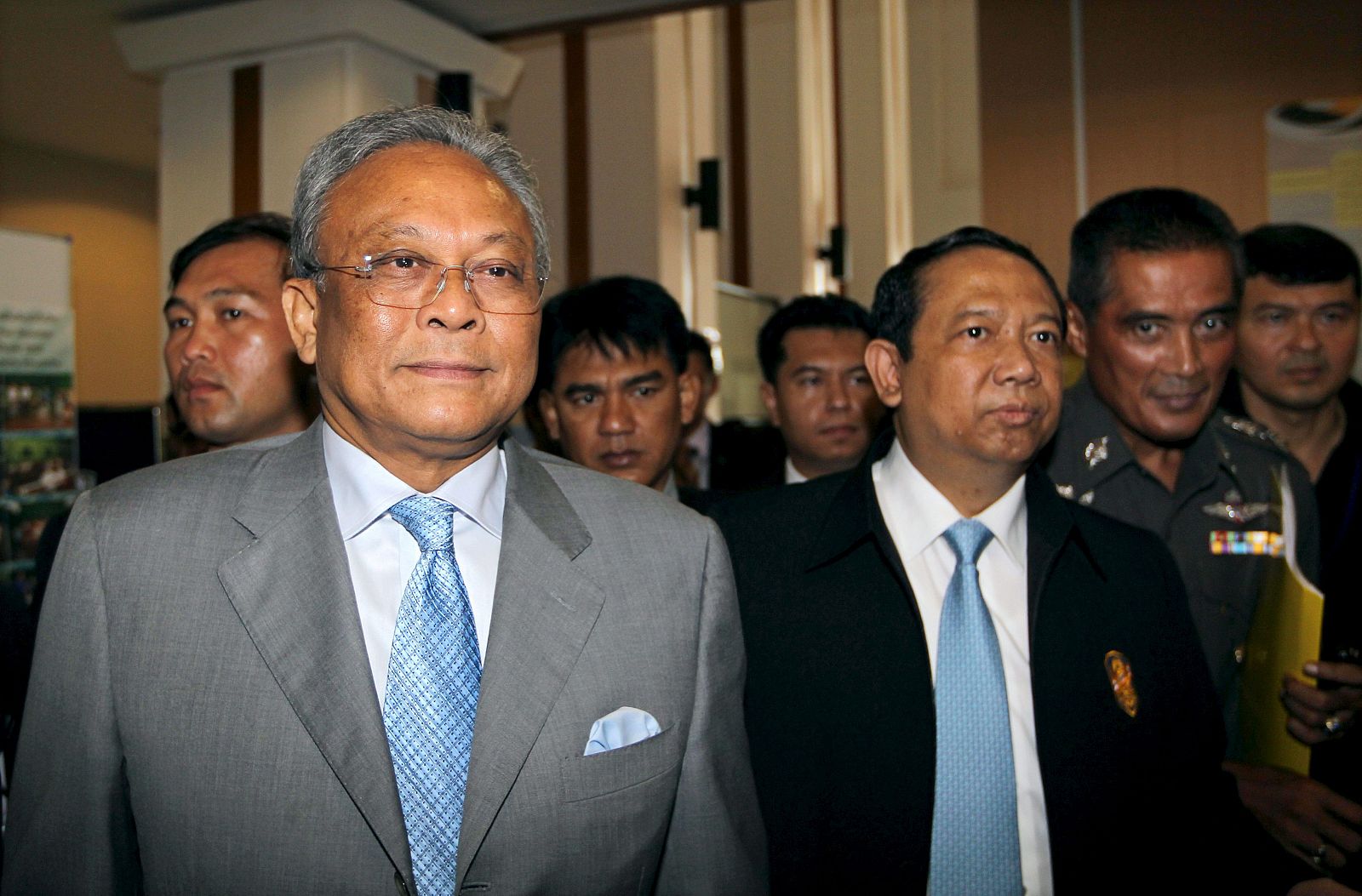 VICEPRIMER MINISTRO COMPARECE ANTE POLICÍA A PETICIÓN DE LOS CAMISAS ROJAS