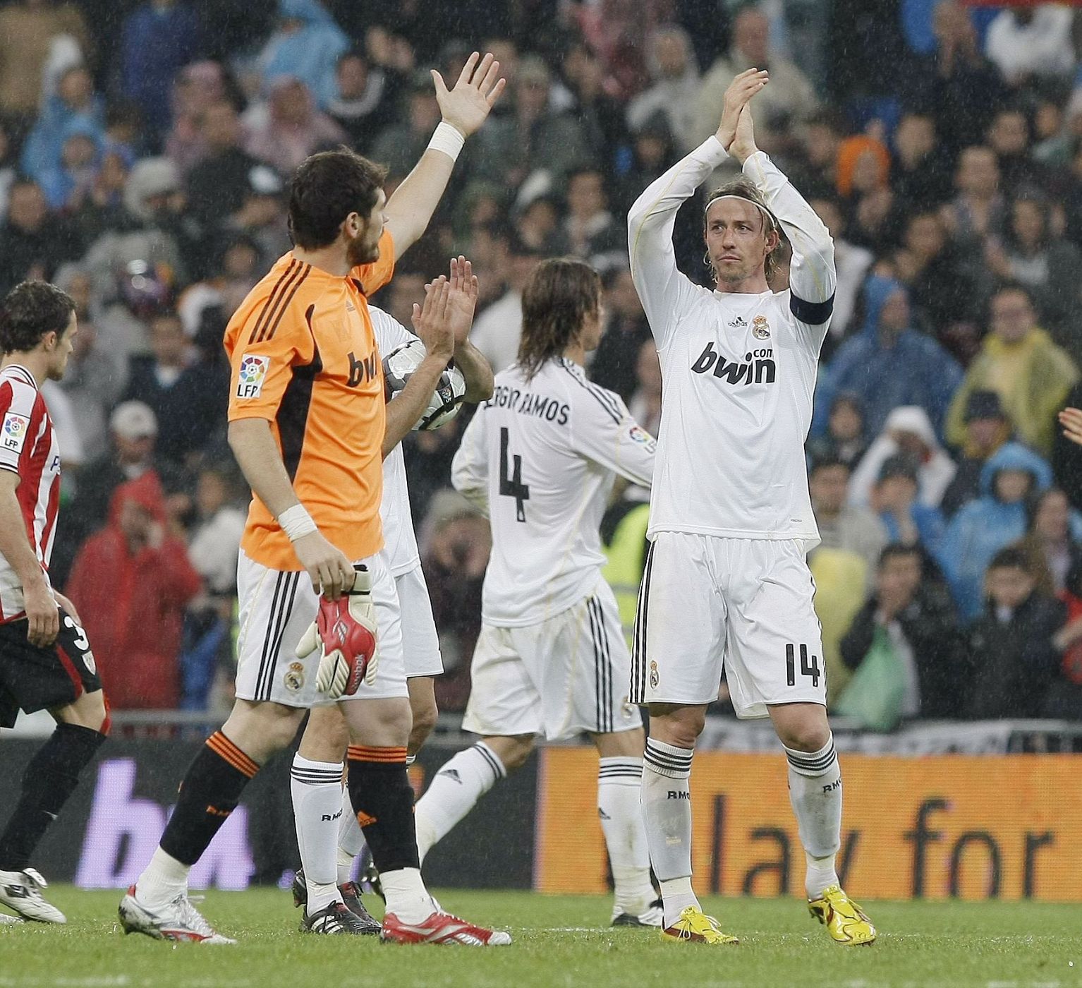 Guti corresponde a los aplausos de la afición blanca a a la finalización del encuentro.