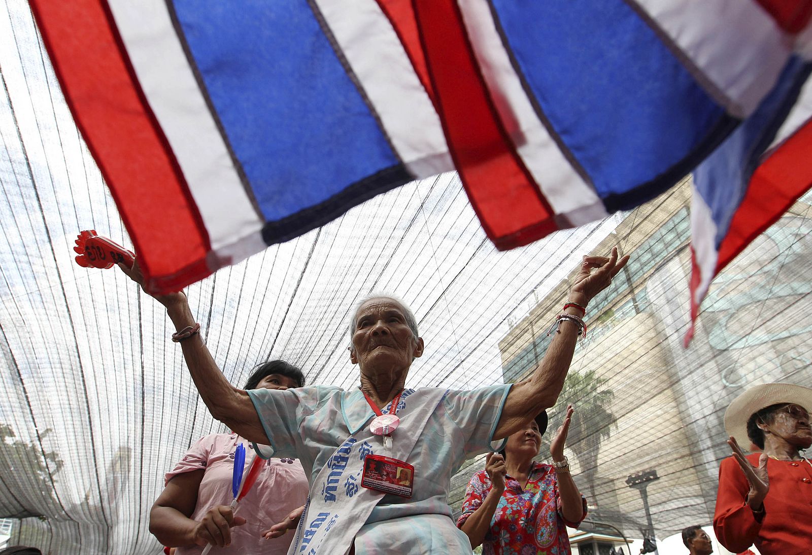 Un "camisa roja" baila en una barricada ubicada en el centro financiero de Bangkok
