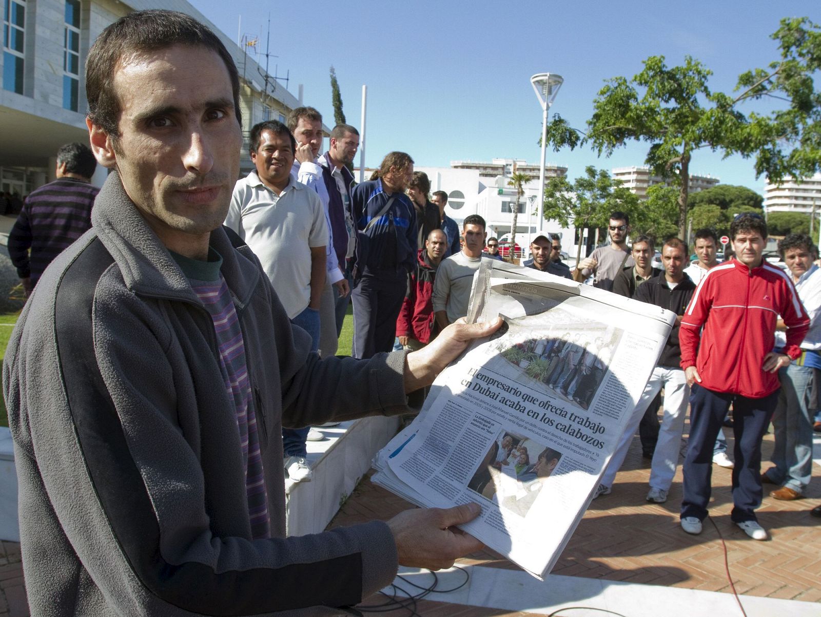 CENTENAR DE PERSONAS SE CONCENTRAN PARA PEDIR INFORMACIÓN DE LA PRESUNTA ESTAFA