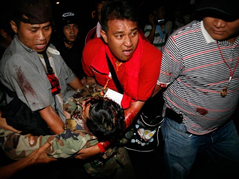 Hieren a un líder de los camisas rojas mientras concedía una entrevista en Tailandia