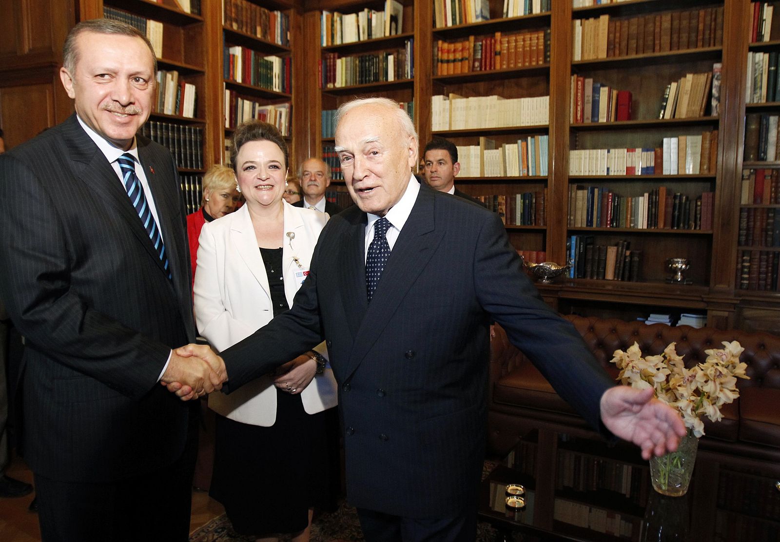 Greek President Papoulias welcomes Turkish PM Erdogan during their meeting in Athens