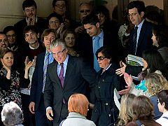 El juez Garzón abandona la Audiencia entre aplausos y abrazos de sus compañeros