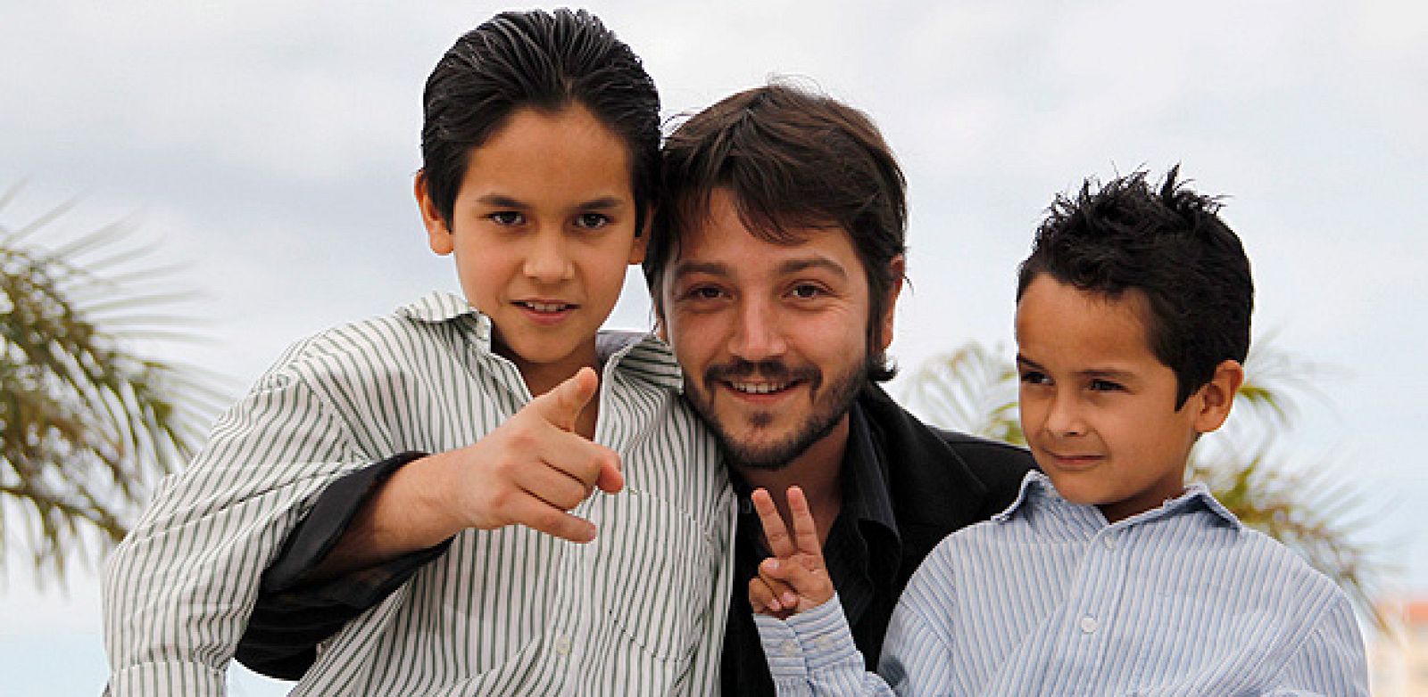 El actor mexicano Diego Luna (c) posa junto a los actores Christopher Ruiz-Esparza (i) y Gerardo Ruiz-Esparza