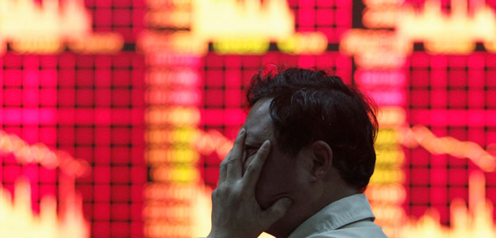 El euro toca su mínimo en cuatro años y las bolsas se muestran inquietas