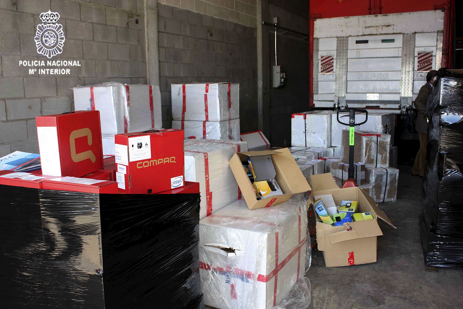 La Policía ha recuperado "en tan sólo 13 horas" 12.736 móviles, 84 ordenadores portátiles y material informático, valorado en más de 3 millones de euros sido sustraídos de un almacén de la terminal de carga del aeropuerto de Barajas,