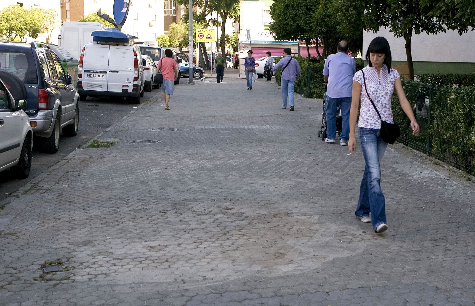 Una joven camina por la calle del barrio sevillano de la Macarena donde se cometió el crimen