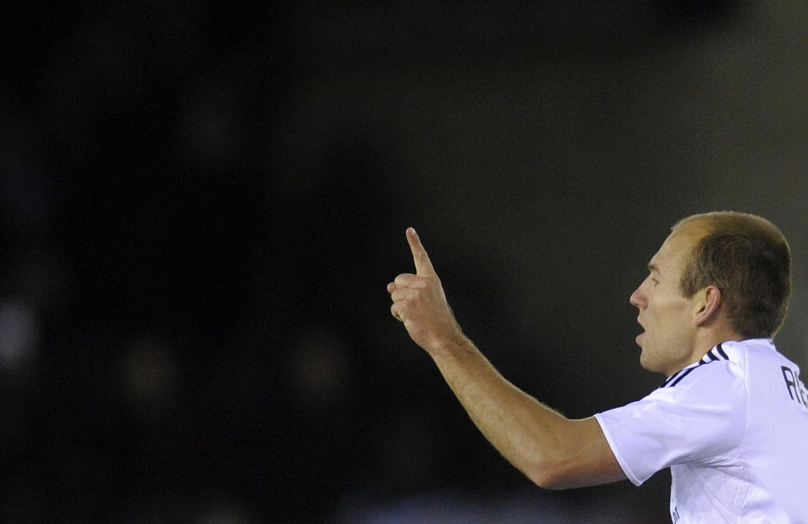 Arjen Robben dedicando un gol en su etapa como jugador del Real Madrid.