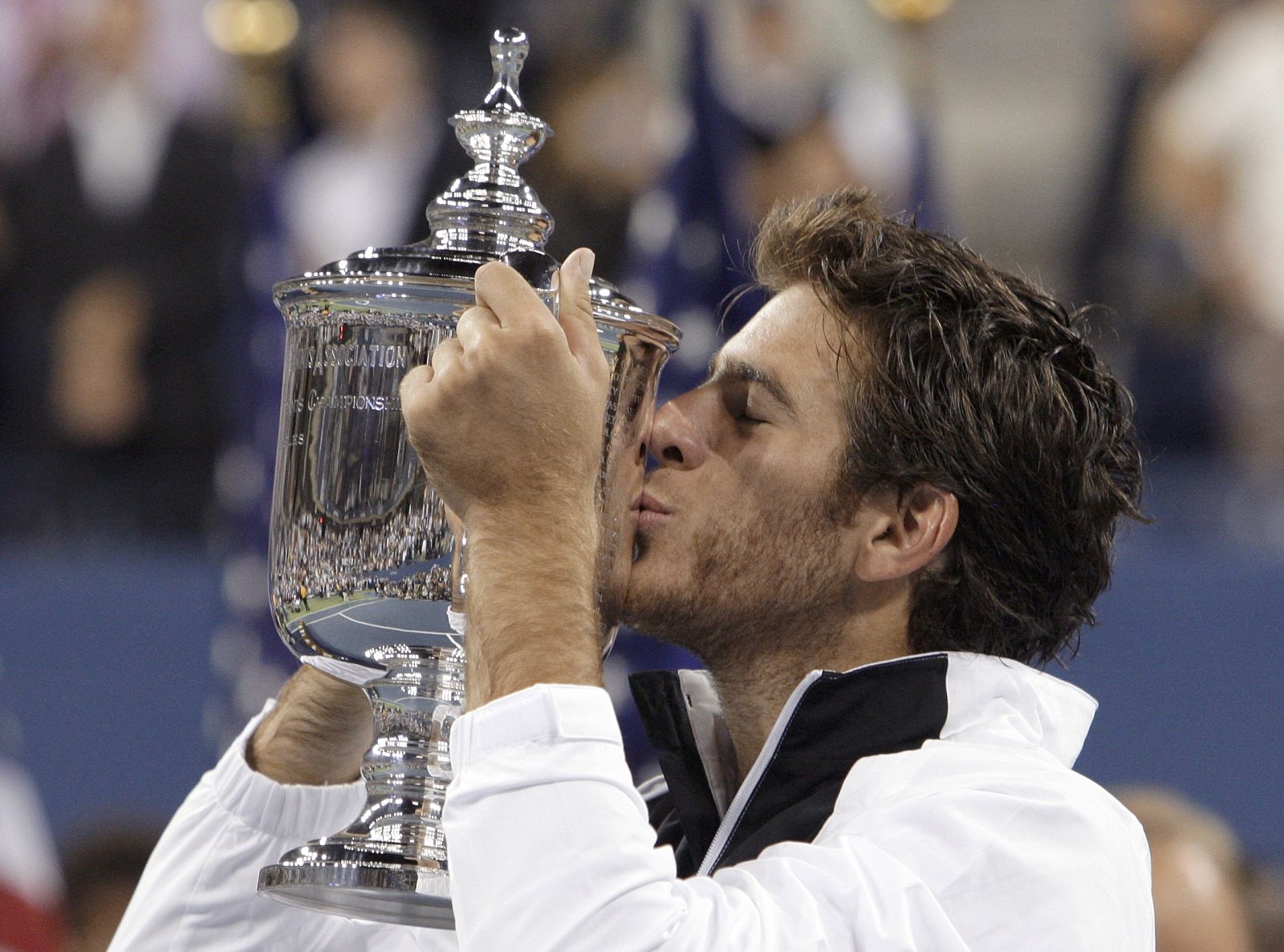 Del Potro of Argentina kisses trophy after defeating Federer of Switzerland in men's final at U.S. Open