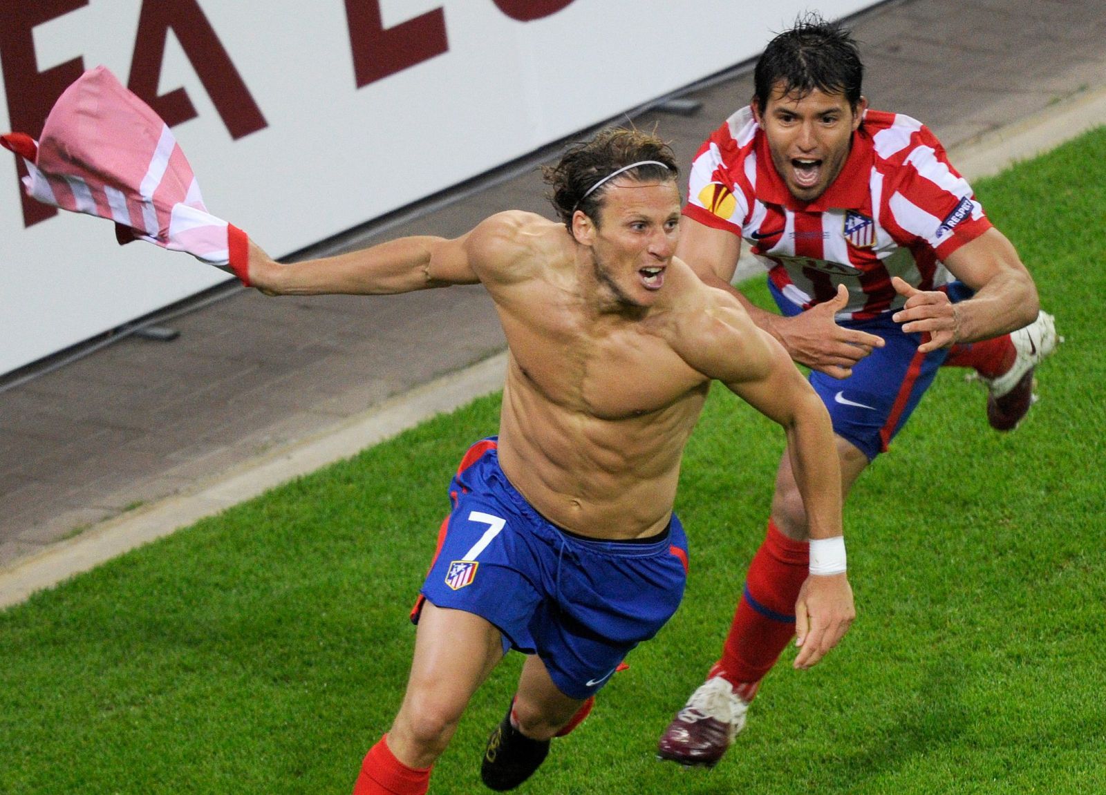 EL ATLÉTICO ESTRENA EL PALMARÉS DE LA LIGA EUROPA CON DOS GOLES DE FORLÁN