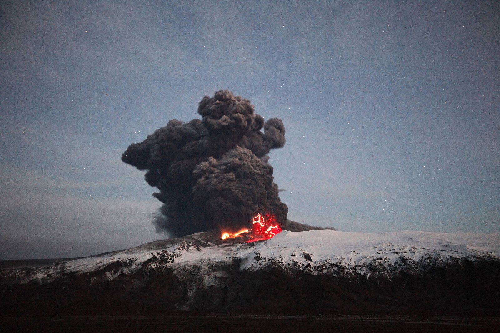 Lava y humo saliendo del volcán en Eyjafjallajokul