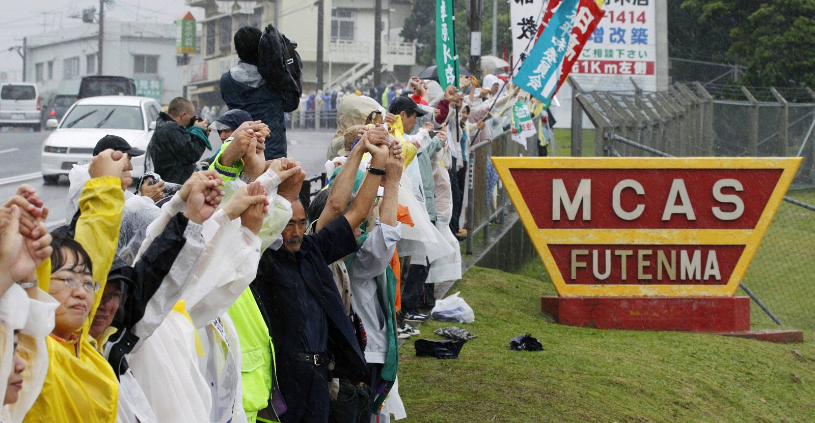 Manifestantes forman una "cadena humana" ante la base estadounidense