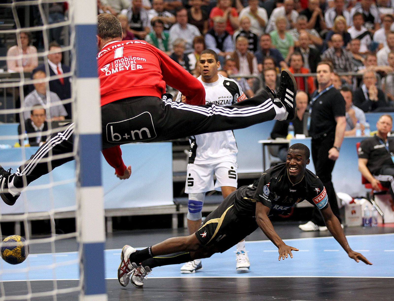 El portero del Kiel, Thierry Omeyer (i), para el disparo del jugador del Ciudad Real Luc Abalo.
