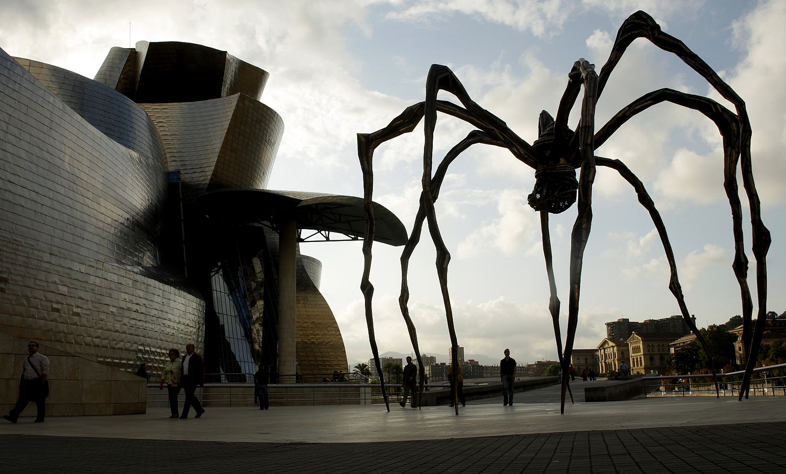 La araña gigante de Louise Bourgeois junto al museo Guggenheim en Bilbao