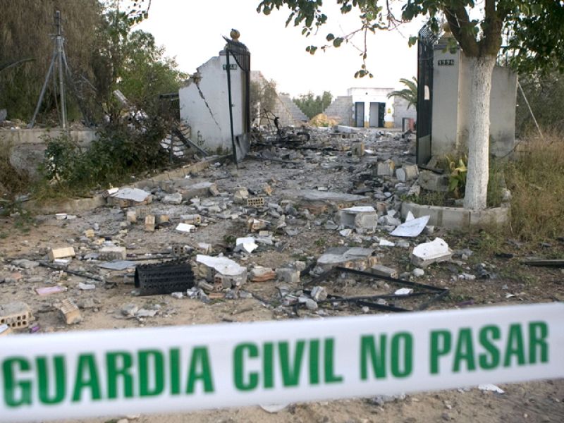 Detenido un hombre por apuñalar supuestamente a su mujer y a su hijo de cuatro años en Almería