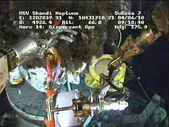 BP consigue instalar la campana para taponar el pozo