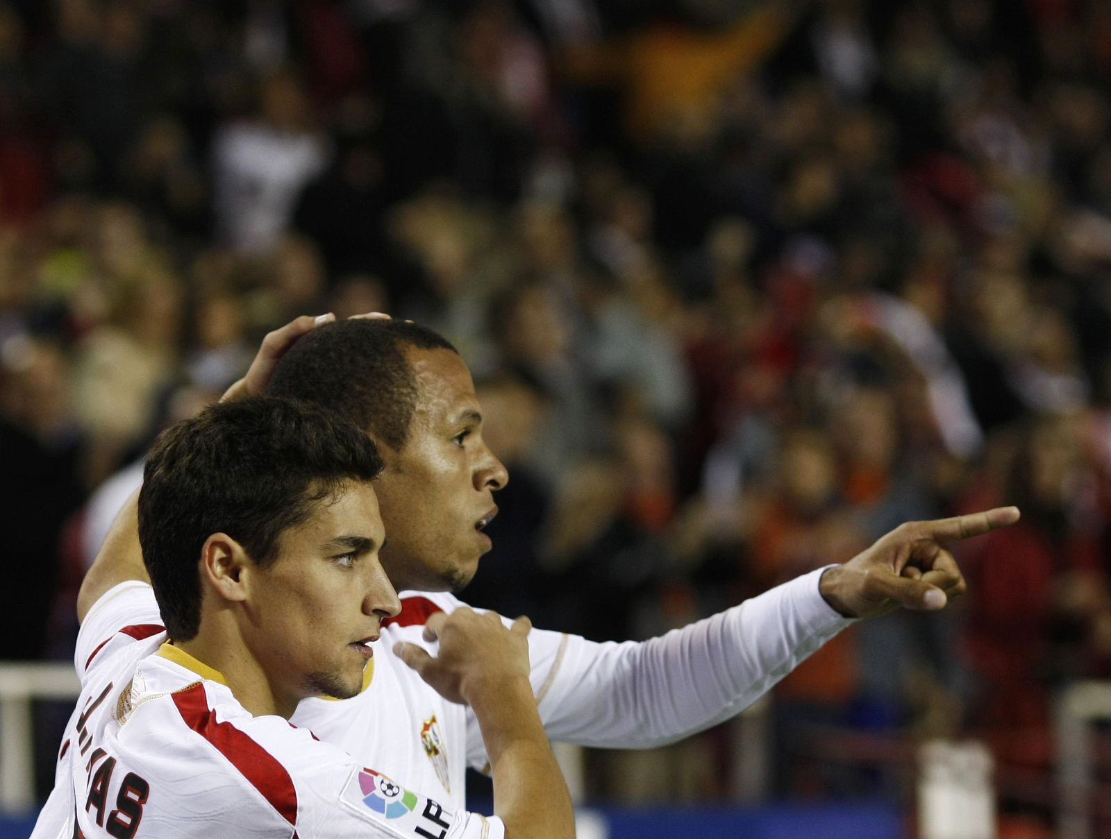 Los sevillistas Jesús Navas y Luis Fabiano vuelven a estar en el punto de mira de clubes importantes este verano.