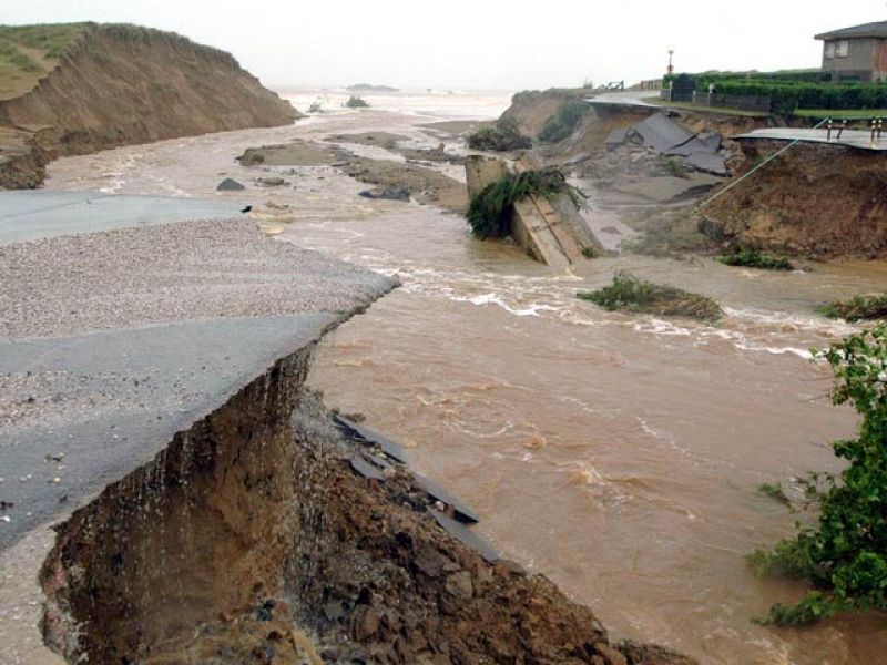 Las intensas lluvias provocan inundaciones y cortes de carreteras en Galicia y Asturias