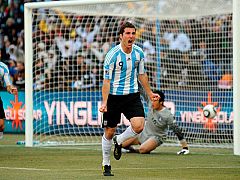 Un 'hat trick' de Higuaín mete a Argentina en octavos del Mundial