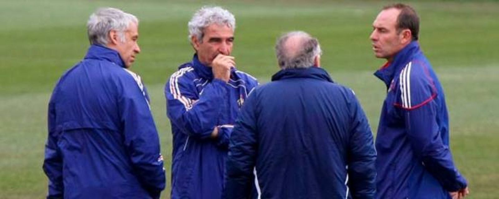 El entrenador de Francia conversa con el presidente de la Federación de Fútbol de Francia