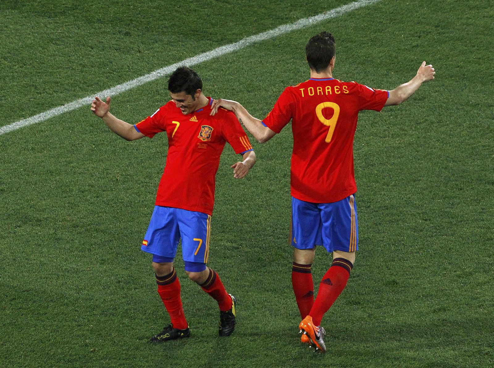 David Villa celebra su segundo gol haciendo un pase de torero junto a Fernando Torres.