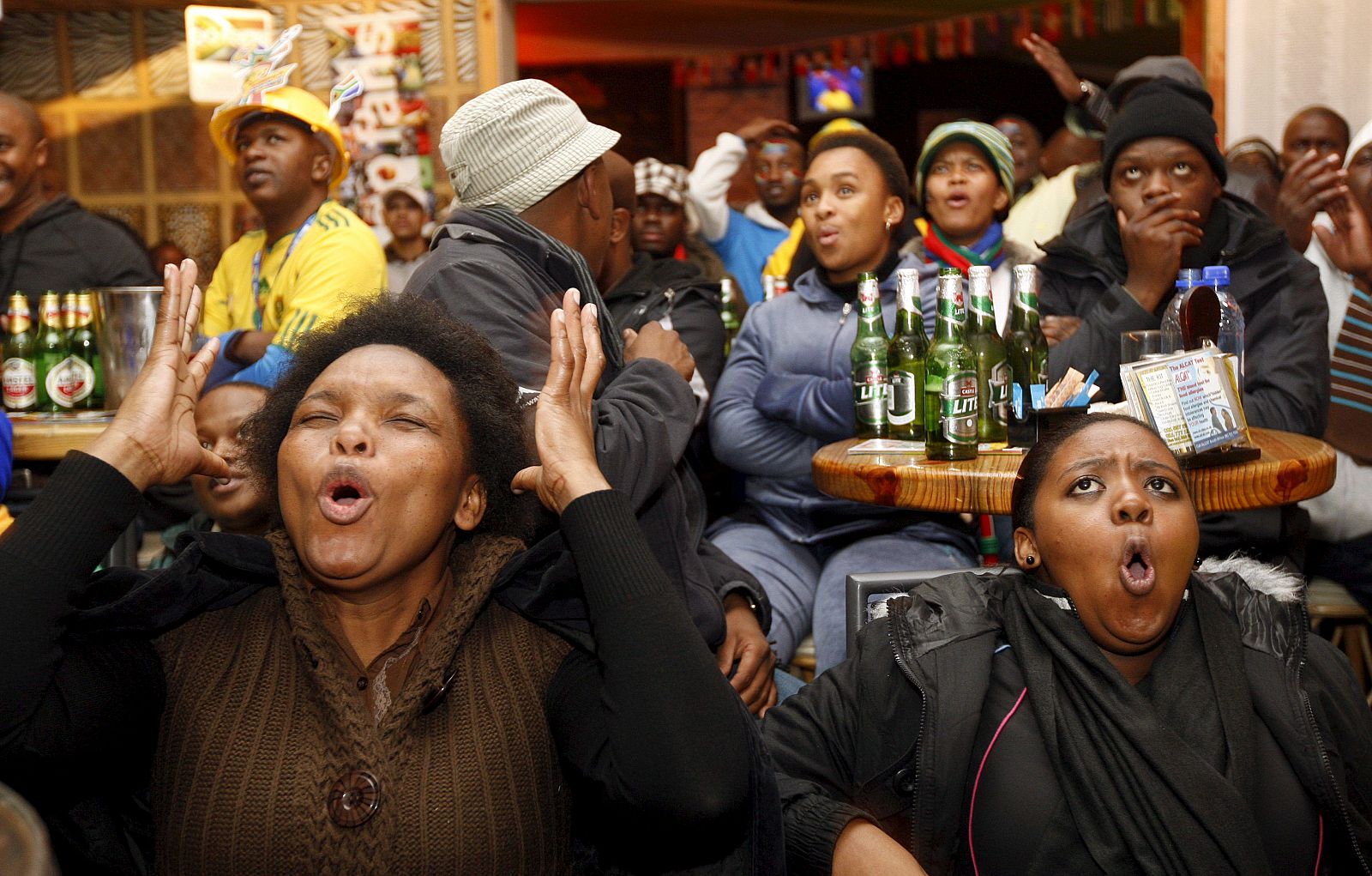 AFICIONADOS SUDAFRICANOS DURANTE EL PARTIDO SUDÁFRICA- URUGUAY