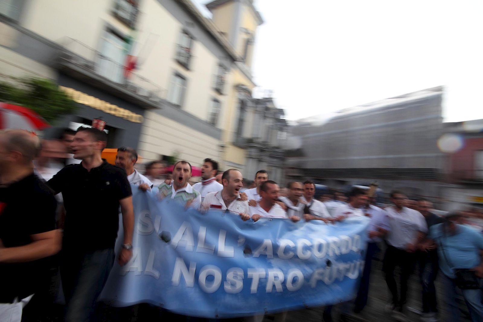 Varios trabajadores de la fábrica de Fiat se manifestaron el 20 de junio a favor del acuerdo