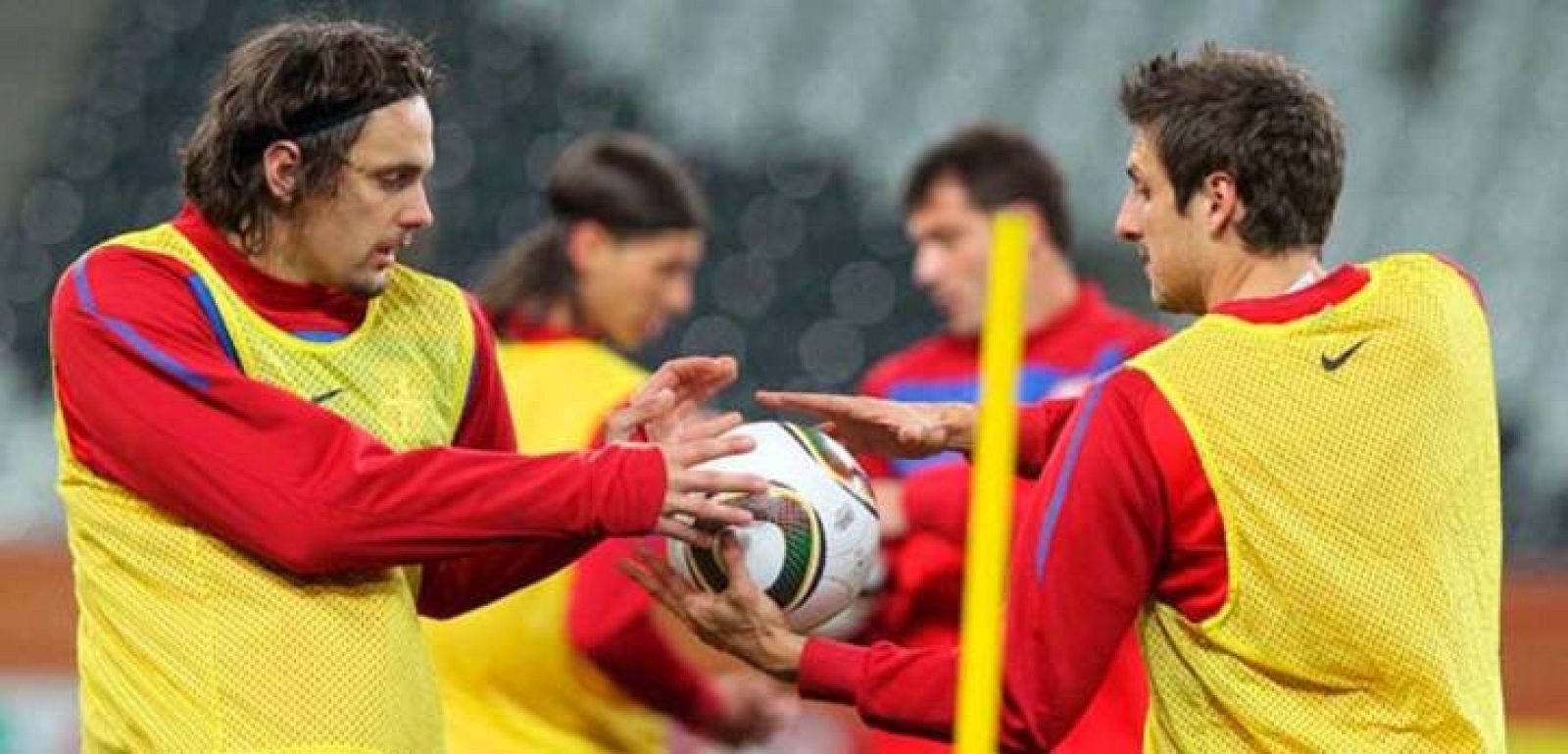Los internacionales serbios Neven Subotic y Gojko Kacar se ejercitan durante un entrenamiento de su selección