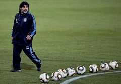 Maradona se 'ríe' de la falta de puntería española