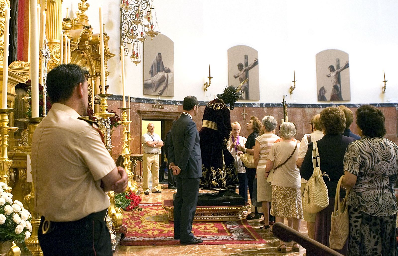 FERVOR RELIGIOSO EN EL BESAMANOS DEL GRAN PODER TRAS SU RESTAURACIÓN