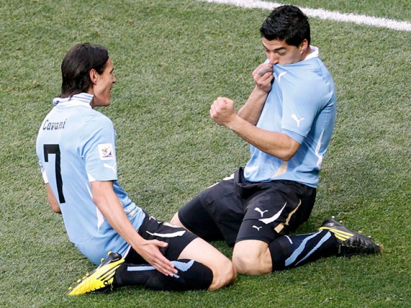 Luis Suárez mete a Uruguay en cuartos