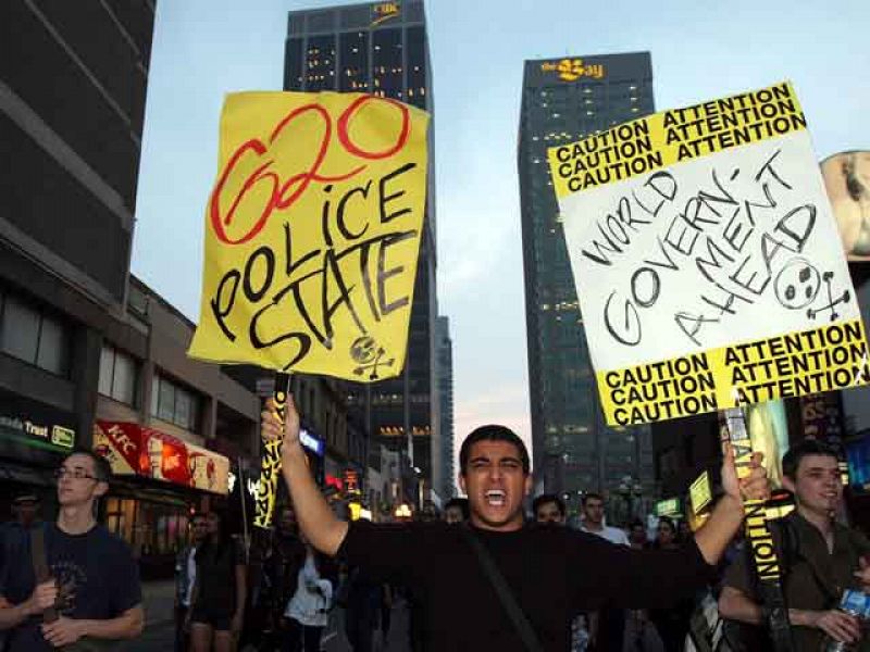 Enfrentamientos entre manifestantes y policías en el centro de Toronto por la cumbre del G-20