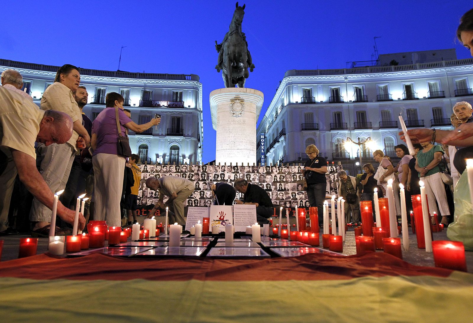 COLOCACIÓN DE VELAS CONTRA LA IMPUNIDAD AL FRANQUISMO
