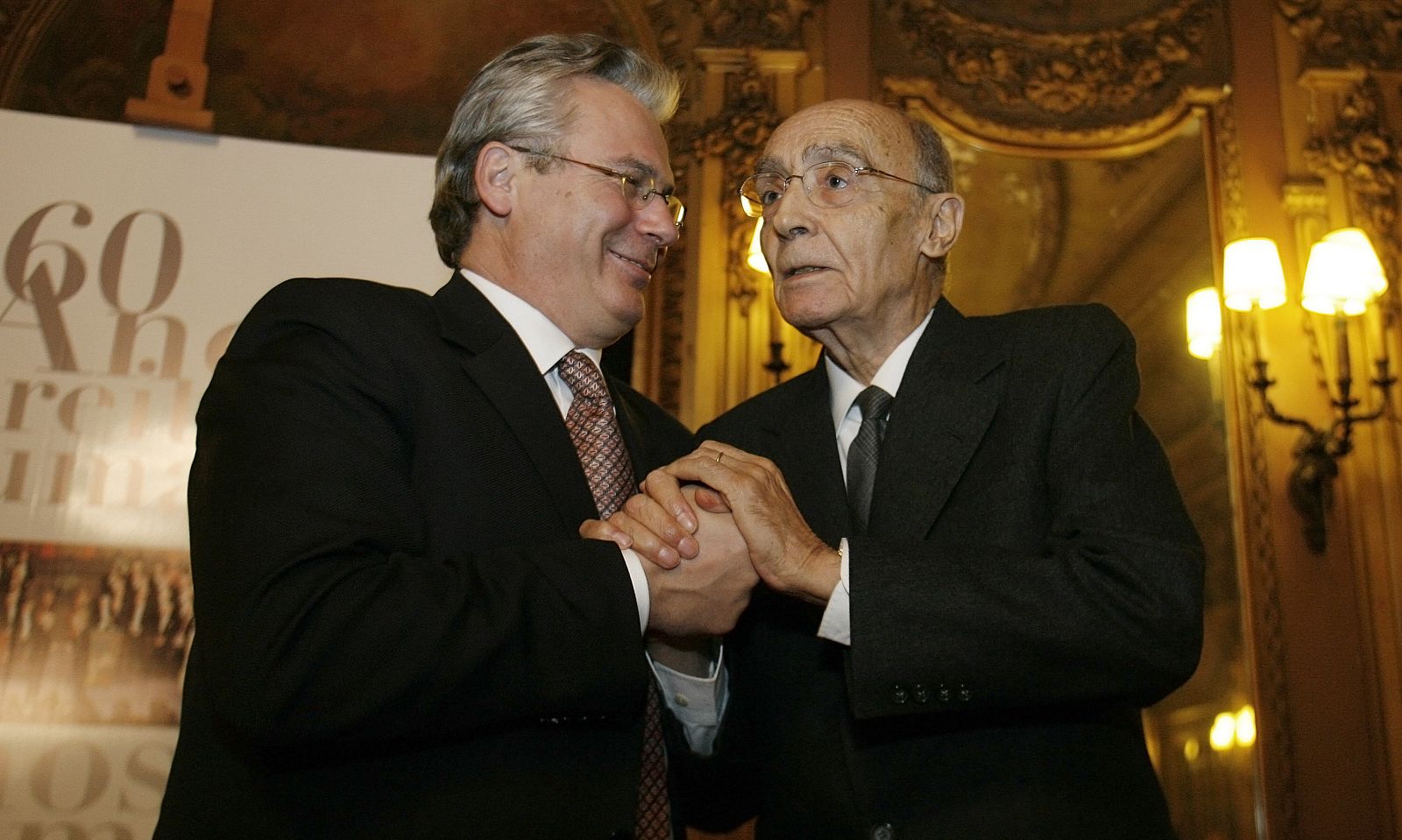 Garzón con el Premio Nobel de Lliteratura José Saramago en una conferencia en Lisboa