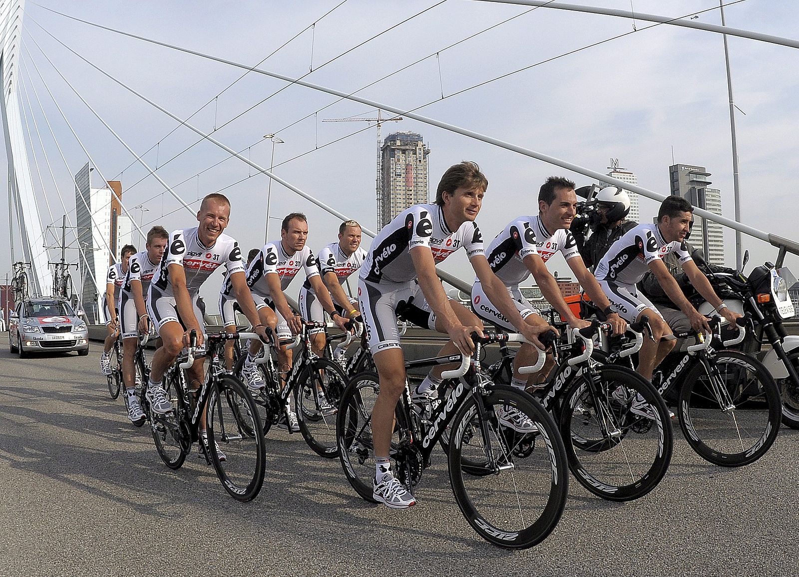 Los ciclistas del equipo Cervelo Test pasean con sus bicicletas durante la ceremonia de inauguración del Tour de Francia en Rotterdam.