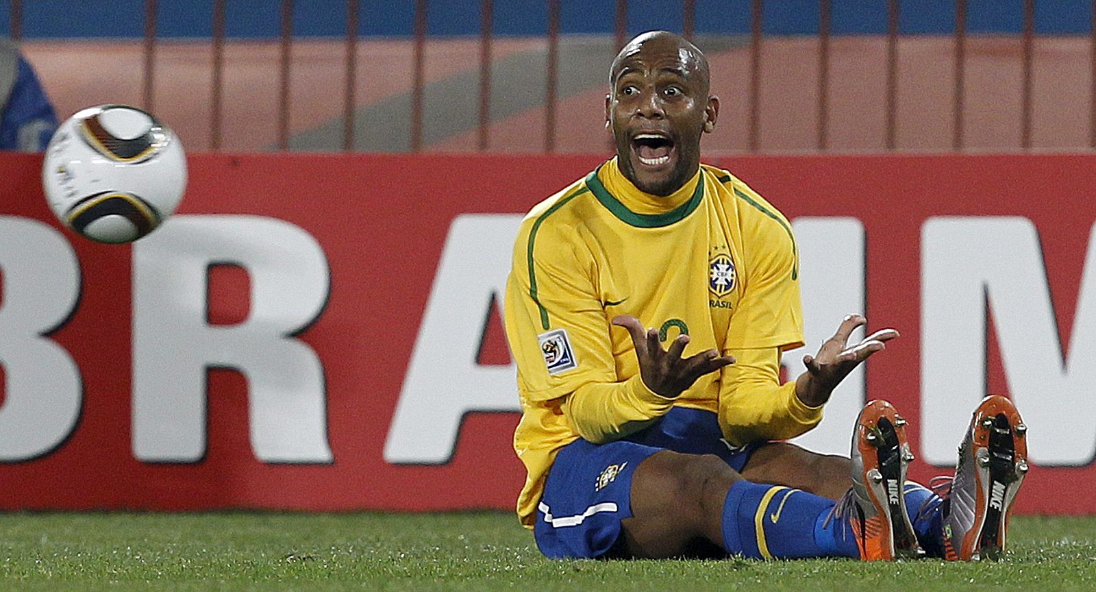 El internacional brasileño Maicon