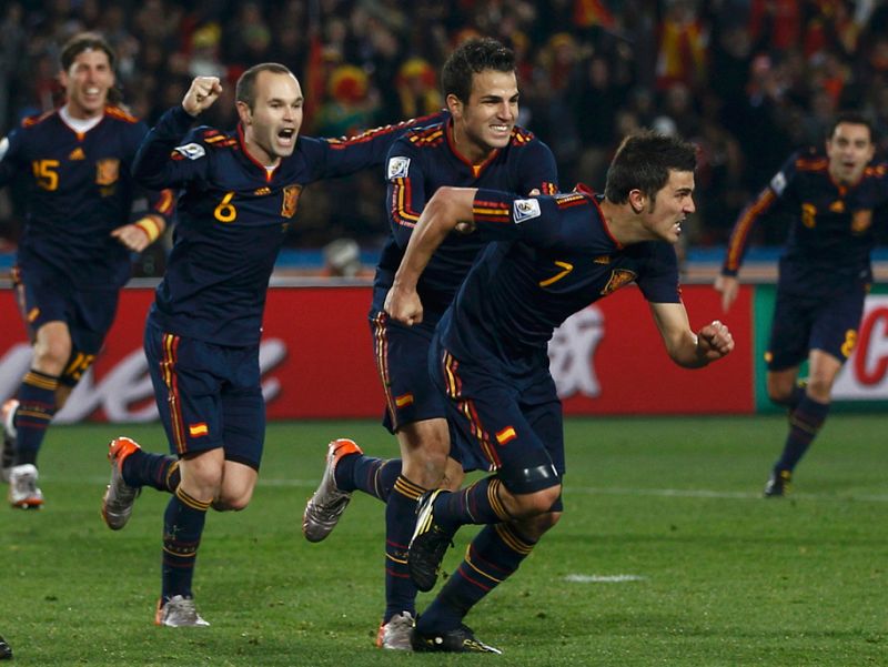 España ahuyenta los fantasmas y llega a semis