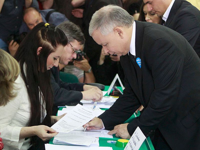 Komorowski y Kaczynski compiten igualados por la presidencia de Polonia