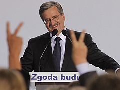 El liberal Komorowski presidirá Polonia tras ganar por la mínima a Jaroslaw Kaczynski