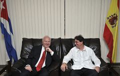 Moratinos visita Cuba para acompañar el diálogo del régimen y la Iglesia pero no verá a Fariñas