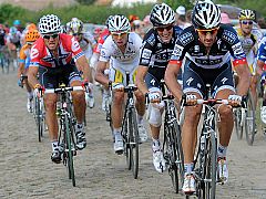 Andy Schleck pasa de ser indultado a ser ejecutor en el pavés