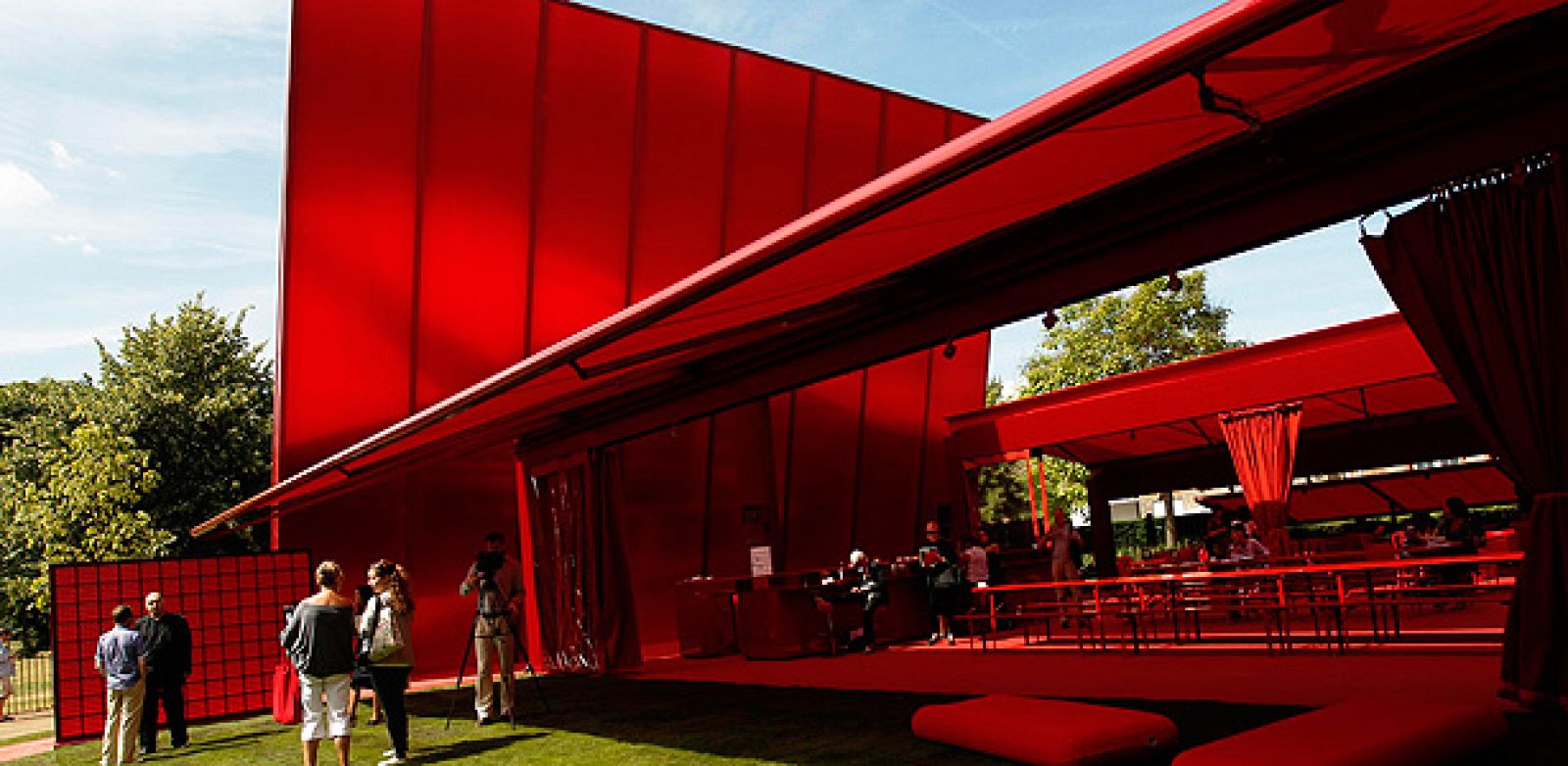 La construcción, presentada hoy por el propio arquitecto, puede recordar desde lejos, según el ángulo, la carpa de un circo, pero su interior es un espacio moderno y lleno de energía