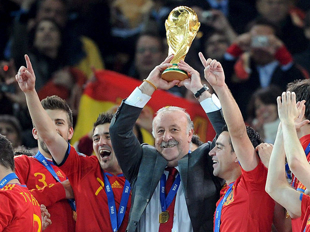 Vicente del Bosque con el trofeo