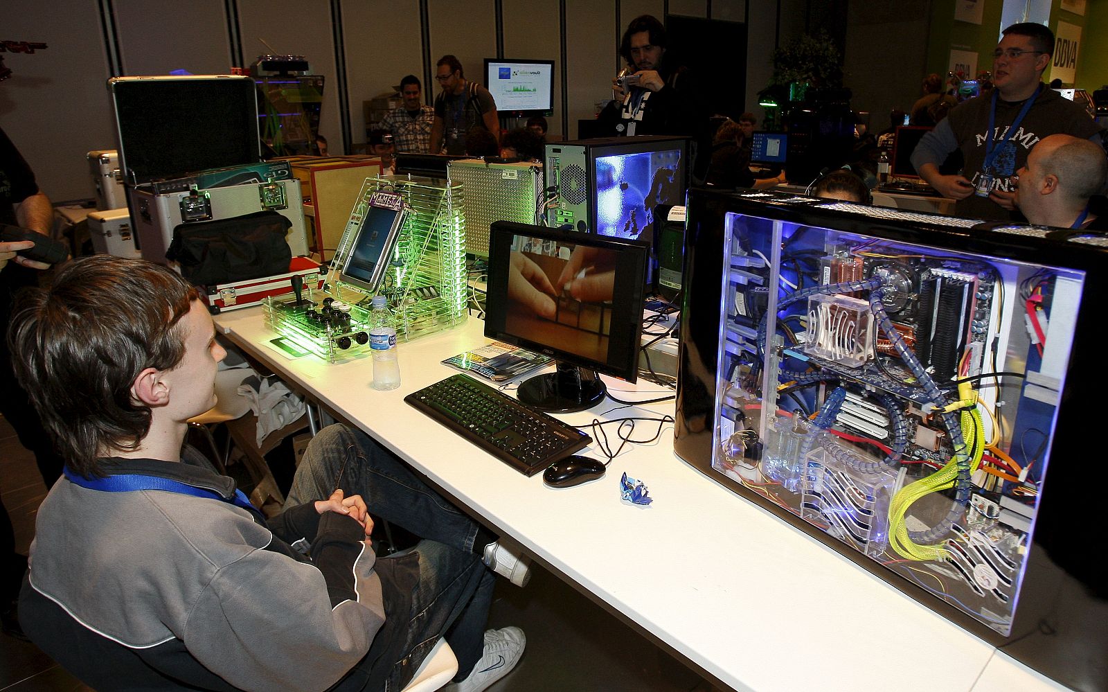 Un joven contempla un monitor en la Campus Party Europa