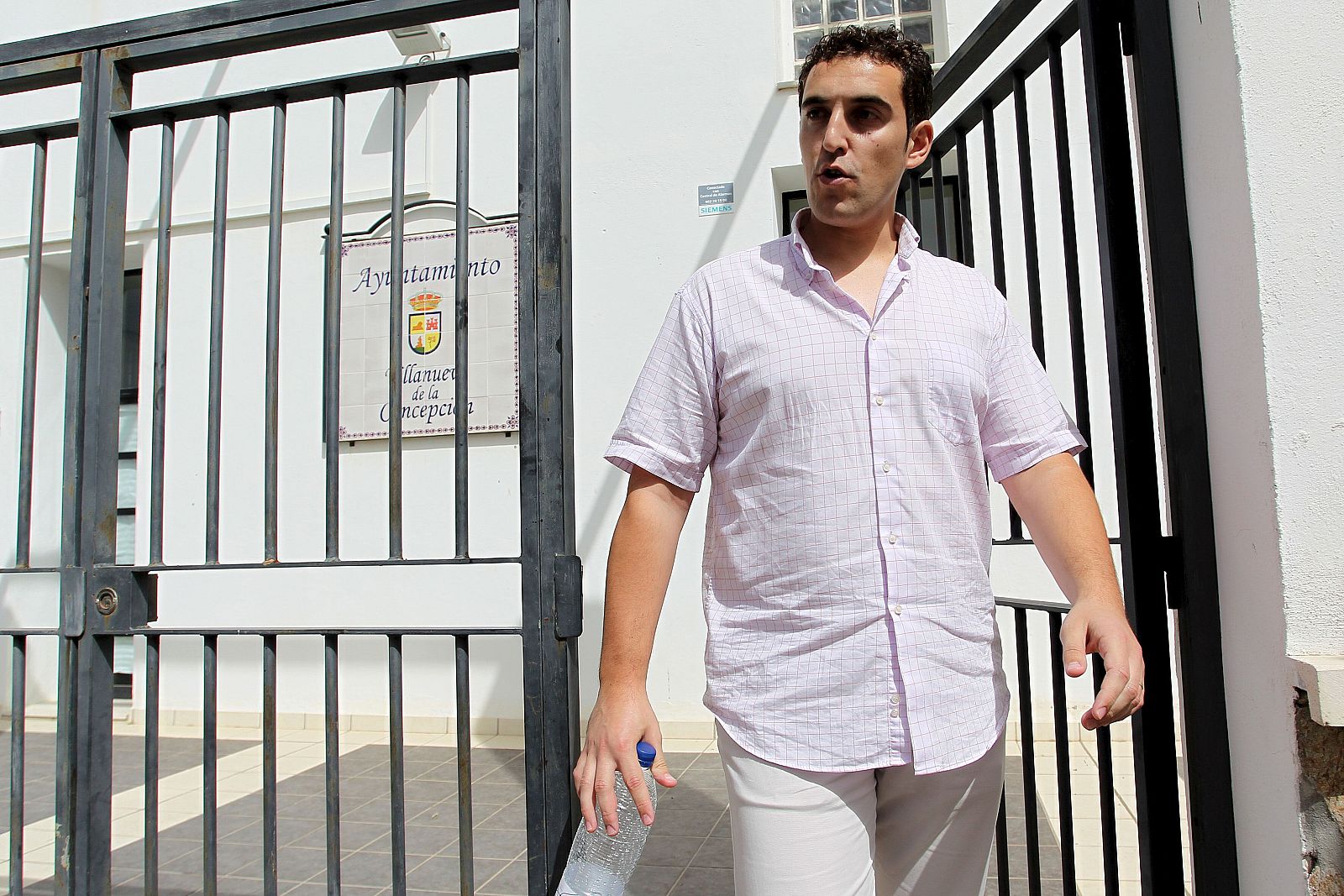 El alcalde de Villanueva de la Concepción sale del consistorio donde los los agentes están llevando a cabo un registro