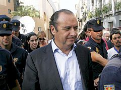 El juez imputa a Ripoll cinco delitos, entre ellos cohecho y fraude