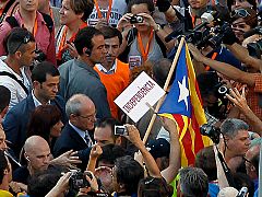 Montilla abandona la marcha por Estatut escoltado tras perseguirle un grupo de manifestantes