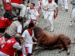 Un herido por asta de toro en el peligroso quinto encierro de los Miura